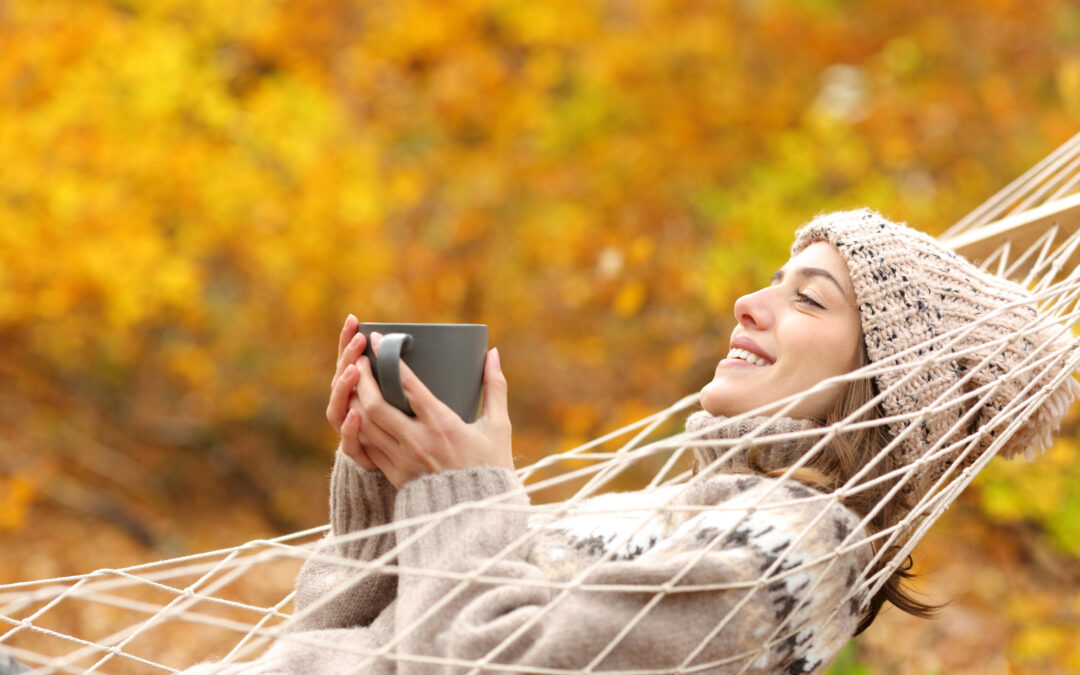 Periodenschmerzen Frau mit Tee an der frischen Luft